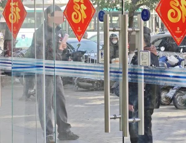 网上交易股票平台 排队1小时 出了银行就被黄牛围住！“蛇年顶流”爆火 2000元买入 转手就能赚1.6万元！